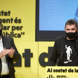  El coordinador general de EH Bildu, Arnaldo Otegi, y el líder de ERC, Oriol Junqueras (izda), durante un acto de ERC. EFE/David Borrat