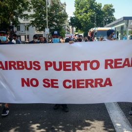  Varios trabajadores de la factoría Airbus en Getafe con una pancarta en la que se lee: "Airbus Puerto Real no se cierra", durante una manifestación por el cierre de la planta de Puerto Real por parte de la compañía, en la plaza de Cibeles, a 11 de ju