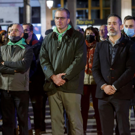  El secretario general de Vox, Francisco Javier Ortega Smith (c) junto con José Antonio Ortega Lara (i) y con el presidente de Vox en Burgos, Javier Martínez (d), en un acto público celebrado hoy sábado en Burgos. EFE/Santi Otero