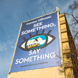 Valla publicitaria cerca de la sede central de Frontex en Varsovia. Foto: Frag Den Staat.