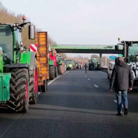 Los tractores de agricultores franceses asedian París. - Público