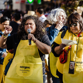 Varias personas se manifiestan junto a empleadas del hogar convocadas por la asociación Servicio Doméstico Activo (SEDOAC) bajo el lema 'En esta casa se trabaja con derechos', en la Plaza del Callao, a 24 de marzo de 2023, en Madrid (España). Foto: Car