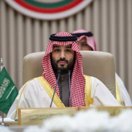 Mohamed Bin Salman riega de dólares su lavado de cara al tiempo que amenaza con penas de prisión. – AFP Photo / HO / SPA