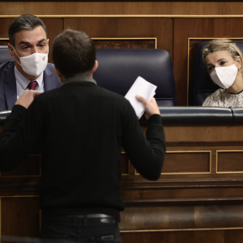  El líder de Más País, Íñigo Errejón, conversa con el presidente del Gobierno, Pedro Sánchez, y la vicepresidenta segunda del Gobierno y ministra de Trabajo, Yolanda Díaz, en una sesión plenaria en el Congreso de los Diputados, a 10 de noviembre 