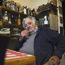 Fotografía de archivo fechada el 22 de abril de 2024 que muestra al expresidente de Uruguay, José Mujica mientras habla durante una entrevista con EFE, en Montevideo (Uruguay).-EFE/ Sofía Torres/ARCHIVO