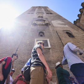 Turistas a los pies de la Giralda en Sevilla. – Joaquín Corchero / Europa Press