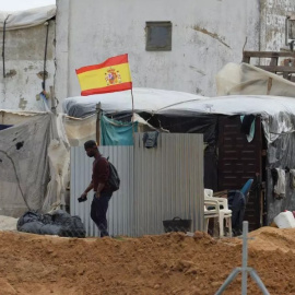  Imagen de archivo de varios jornaleros en un asentamiento de chabolas en Lepe, Huelva. – Cristina Quicler / AFP.