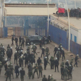 Policías desplegados junto a la valla que separa Nador y Melilla, tras el salto de cientos de emigrantes subsaharianos, el 24 de junio de 2022. EFE/ Stringer