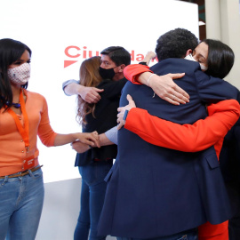  El candidato de Ciudadanos a la presidencia de la Comunidad de Madrid, Edmundo Bal, saluda a la presidenta del partido, Inés Arrimadas (2d), en la sede de su formación tras conocer los resultados de las elecciones celebradas hoy martes en Madrid. EFE/J