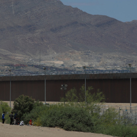 Policías de la Guardia Nacional de Texas impide a personas migrantes abandonar el territorio mexicano desde el muro que divide a México con Estados Unidos, en Ciudad Juárez (México).-EFE/Luis Torres