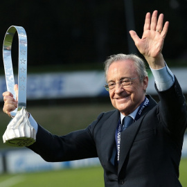 Fotografía de agosto de 2020 del presidente del Real Madrid, Florentino Perez, con el trofeo de la UEFA Youth League, ganado por el equipo de juveniles. E.P./DPA