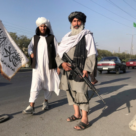 Combatientes talibanes, uno de ellos con con un rifle de asalto M16, frente al Ministerio del Interior afgano, en Kabul. REUTERS / Stringer