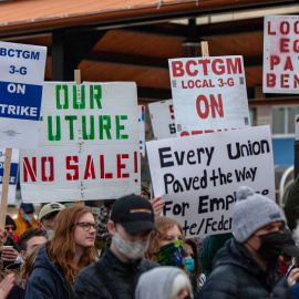  Los trabajadores de Kellogg's en huelga escuchan al senador estadounidense Bernie Sanders hablar en apoyo de su causa en el centro de Battle Creek, Michigan, el 17 de diciembre de 2021.SETH HERALDO / AFP