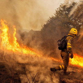  Un bombero trata de apagar las llamas en Constante (Lugo). EFE