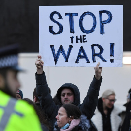  Los ucranianos protestan frente a Downing Street en Londres, Gran Bretaña, el 24 de febrero de 2022. Las tropas rusas lanzaron una importante operación militar en Ucrania el 24 de febrero, después de semanas de intensa diplomacia y la imposición de s