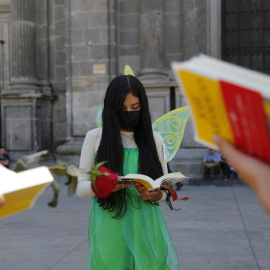  MEX1697. GUADALAJARA (MÉXICO), 23/04/2022.- Jóvenes participan en la lectura en voz alta del libro "Ensayo Sobre la Ceguera" del escritor portugués José Saramago en el marco de la inauguración de Guadalajara Capital Mundial del Libro, realizado en e