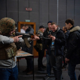  Civiles aprenden a utilizar una AK47 en Lviv, Ucrania.- Pau Venteo / Europa Press