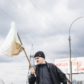  Un civil camina con una bandera blanca por el puente de Irpin, a 7 de marzo de 2022, en Irpin (Ucrania).- Diego Herrera / Europa Press