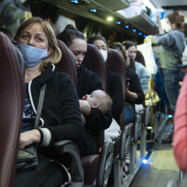 Refugiados ucranianos en autobús fletado por Farmacéuticos Solidarios en Cracovia (Polonia), para emprender viaje a España. EFE/Rodrigo Jiménez