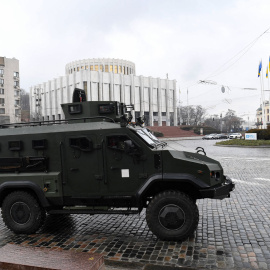  Un vehículo militar ucraniano conduce en el centro de Kiev el 24 de febrero de 2022. Las sirenas de ataque aéreo sonaron hoy en el centro de Kiev cuando las ciudades de Ucrania fueron atacadas con lo que los funcionarios ucranianos dijeron que eran ata