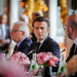  11 March 2022, France, Versailles: El presidente del Consejo de la UE Charles Michel (d), el presidente de Francia Emmanuel Macron (c) y Josep Borrell (i).- Kay Nietfeld / dpa