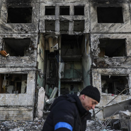  Un hombre limpia los escombros de un edificio dañado por los bombardeos en Kiev (Kiev), Ucrania, el 14 de marzo de 2022.- EFE