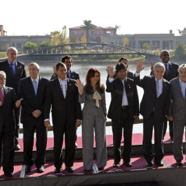 Foto de família de la cimera d'UNASUR de maig de 2010, en què, a primera fila apareixen els líders de l'esquerra llatinoamericana, entre d'altres, Luiz Inácio Lula da Silva, Brasil, Rafael Correa, Equador, Cristina Fernández de Kirchner , d'Argentina