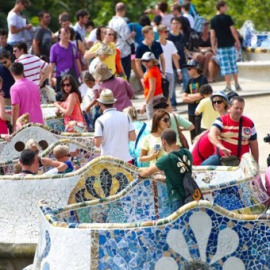 Turistes al Parc Güell de Barcelona, en una imatge d'arxiu | Europa Press. 