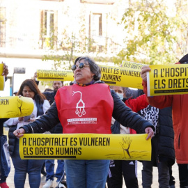 Concentrats davant l'Ajuntament de l'Hospitalet de Llobregat per reclamar millores en els serveis socials municipals. — CEDIDA A L'ACN