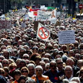 Imatge d'arxiu d'una manifestació a Barcelona per unes pensions dignes. EFE / Quique García