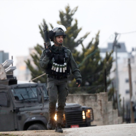 Un oficial de la policia fronterera israeliana camina a prop de la casa d'un palestí que va dur a terme un atac amb trets a l'assentament jueu de Kiryat Arba. Foto: Mamoun Wazwaz / APA Imatges via ZUM / DPA