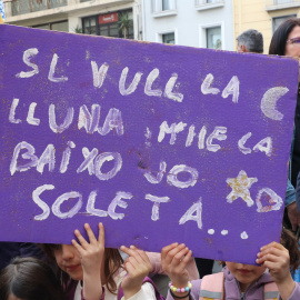  Unes nenes mostren un cartell reivindicatiu a la protesta contra la violació a una menor de Badalona. - Gemma Sánchez / ACN