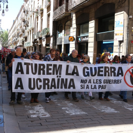 Capçalera d'una manifestació de la Plataforma Aturem la Guerra. Carola López / ACN