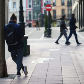 Un jove en un carrer de Barcelona.