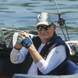 El rey emérito Juan Carlos I, a bordo del Bribón, al inicio de la segunda jornada de regata en el puerto de Sanxenxo, este domingo 30 de julio. Lavandeira Jr / EFE