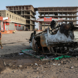  24 de marzo de 2022, Yemen, vehículo destruido a causa de un ataque con coche bomba.- Wail Shaif / dpa