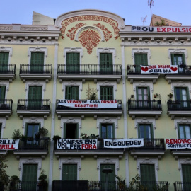 La façana de la Casa Orsola, a l'Eixample de Barcelona, amb pancartes per exigir la renovació dels contractes dels veïns. — Albert Segura / ACN