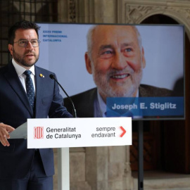 El president de la Generalitat, Pere Aragonès, anunciant el Premi Internacional Catalunya a l'economista Joseph Stiglitz. — Generalitat de Catalunya