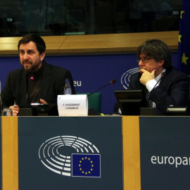  Toni Comín i Carles Puigdemont al Parlament Europeu, en una imatge d'arxiu. — Nazaret Romero / NAZARET ROMERO