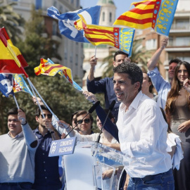 L'ara president de la Generalitat valenciana, Carlos Mazón, en un míting de la passada precampanya electoral del 28M, entre banderes espanyoles i valencianes. E.P./Rober Solsona