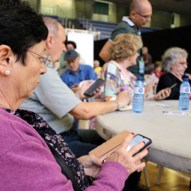 Un grup de gent gran en una sessió de capacitació en noves tecnologies - ACN