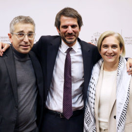 El ministre de Cultura,Ernest Urtasun, amb el seu número dos Jordi Martí i l'exalcaldessa de Barcelona, Ada Colau.