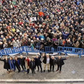 Joseba Asiron (tercer per la dreta de la imatge) amb diversos membres del seu grup municipal després de convertir-se en el nou alcalde de Pamplona després de la moció de censura. - Villar López | EFE