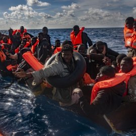 Diversos migrants en una embarcació, el 3 de gener de 2024, a la Mar Mediterrània. Antonio Sempere / Europa Press