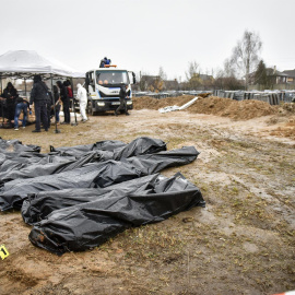  Policías forenses exhuman cuerpos de una fosa común descubierta en Bucha, en las afueras de Kiev (Kiev), Ucrania, el 8 de abril de 2022.- EFE