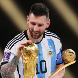 Messi toca la copa de campió del món després de la victòria de l'Argentina al Mundial de Qatar / EFE