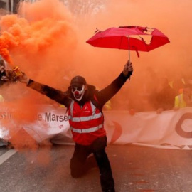 Manifestació a Marsella contra la reforma de les pensions que promou Macron. EFE / GUILLAUME HORCAJUELO.