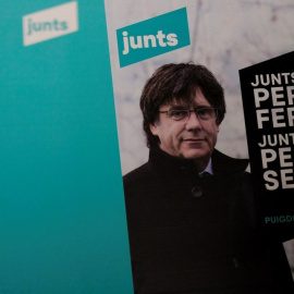 Un cartell amb la imatge de Carles Puigdemont a la seu de Junts per Catalunya a Barcelona. REUTERS/Nacho Doce