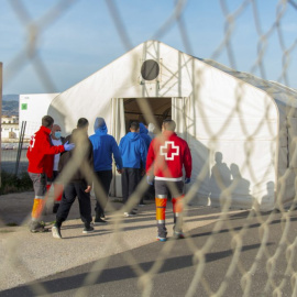 Efectius de Salvament Marítim i del Servei Marítim de la Guàrdia Civil al port de Motril.-EFE / Alba Feixas