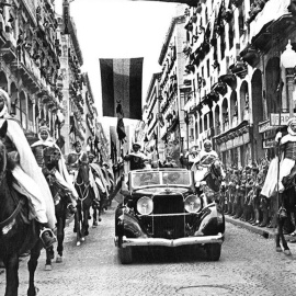 Comitiva del dictador Franco al seu pas pel carrer d'Alfonso I, arribant a la plaça del Pilar de Saragossa el 1946. Acompanyat de l'anomenada Guàrdia Mora que estava composta per ciutadans marroquins i va exercir d'escorta de gala del General colpista f